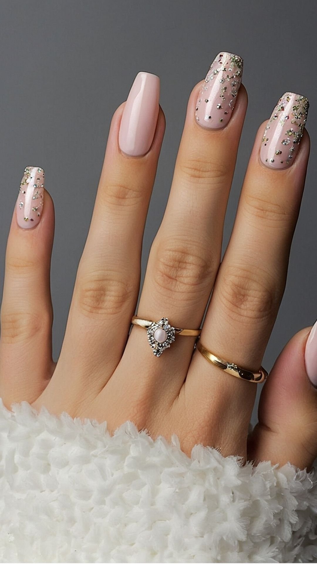 Golden Petal Nail Fashion